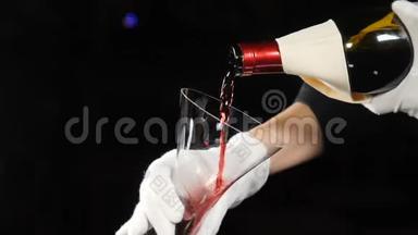 酒庄的概念。 红酒倒在深色背景下的酒壶里。 将红色酒瓶的颈部倒入